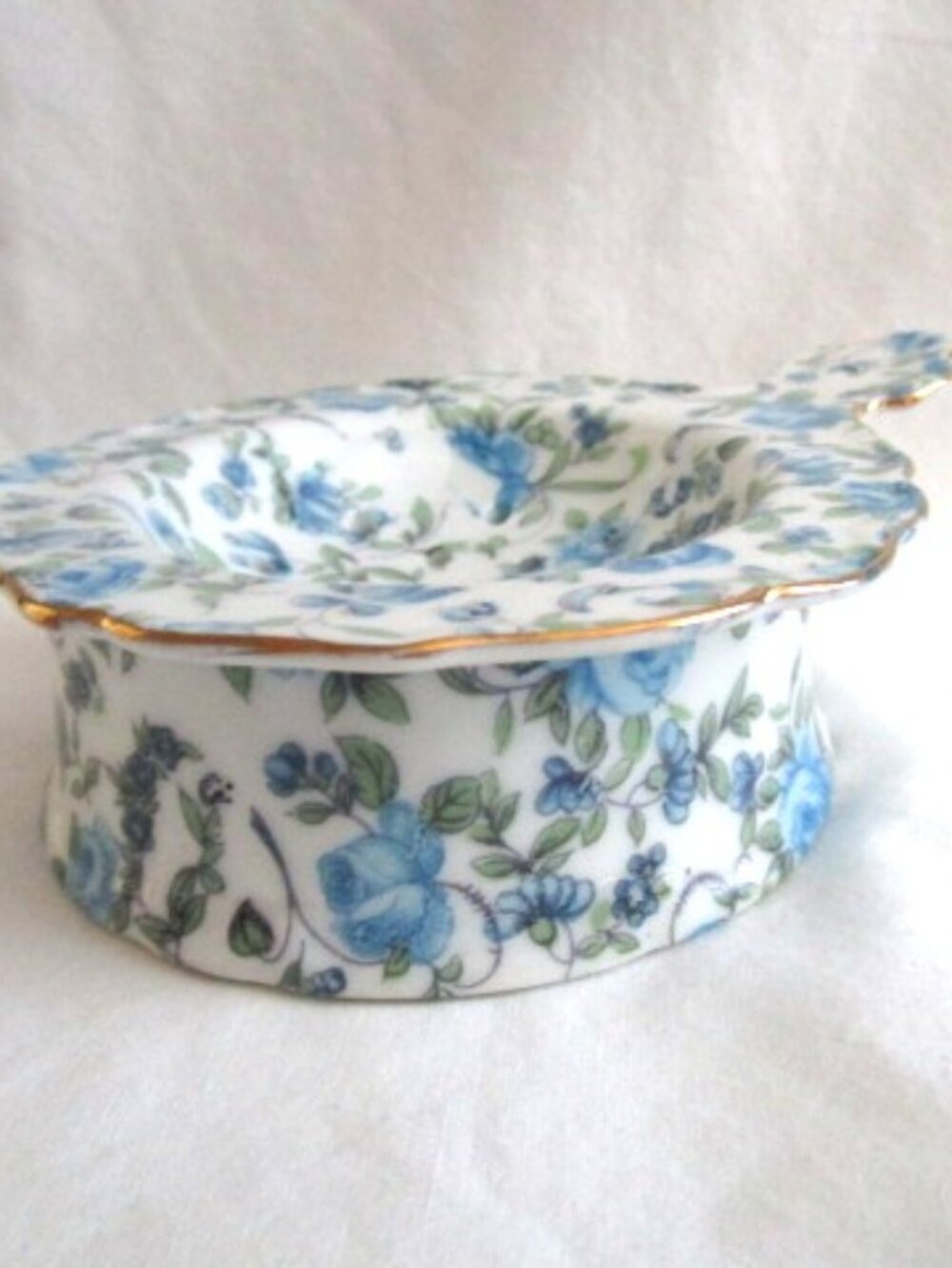 BLUE AND WHITE  PORCELAIN CHINTZ TEA BAG STRAINER